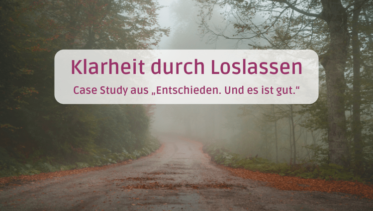 Nebliger Waldweg als Symbol für Übergang und neue Klarheit, mit Text: „Klarheit durch Loslassen – Case Study aus ‚Entschieden. Und es is gut‘“.