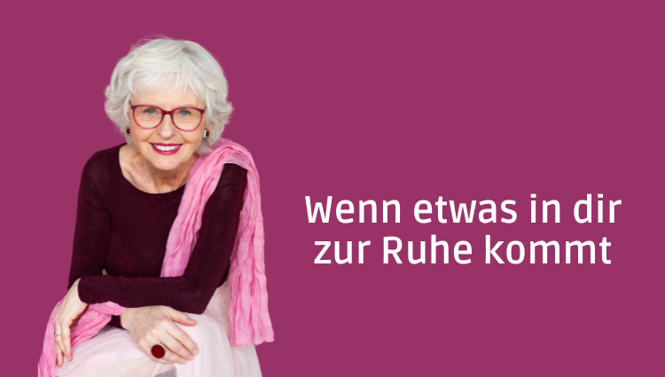 Porträt der Autorin mit grauen Haaren, pinker Brille und Schal und Text "... WEnn etwas in dir zur Ruhe kommt"
